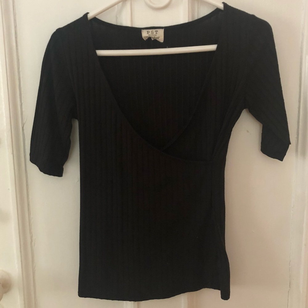 Fitted quarter sleeve cotton v neck top